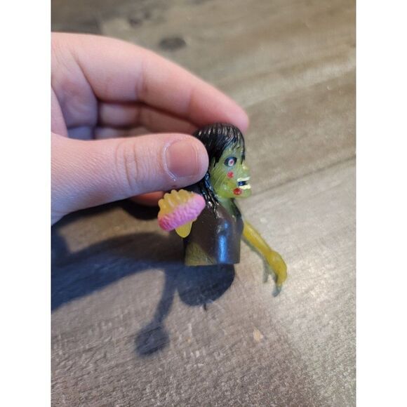 Rubber ACC Woman zombie brains finger puppet glow in the dark halloween toy figu - Picture 3 of 5